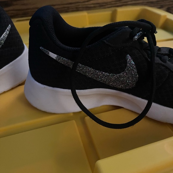 Black and white Nikes - Picture 3 of 6